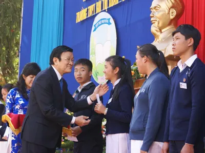 Chủ tịch nước Trương Tấn Sang tặng quà cho học sinh trường THPT Bùi Thị Xuân