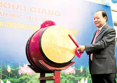 Bí thư Thành ủy TPHCM Lê Thanh Hải đánh trống khai giảng năm học 2013-2014 tại Trường THCS Nguyễn Du, TPHCM.