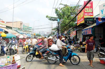 Chợ tự phát tràn xuống lòng đường