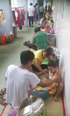 Tại Bệnh viện Nhi đồng 1 TPHCM, ngay cả hành lang cũng không đủ chỗ cho bệnh nhi nằm. Ảnh: TRƯƠNG NGỌC