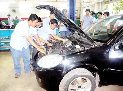 Học sinh Trường Trung cấp Kỹ thuật Công nghệ Hùng Vương thực hành nghề công nghệ ô tô.