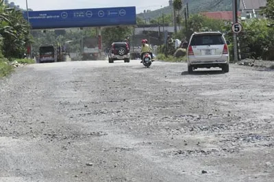 Vẫn thu phí dù đường xuống cấp trầm trọng