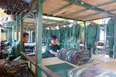 Kế đến là huấn luyện điều lệnh, tập xếp gấp quân trang quân dụng