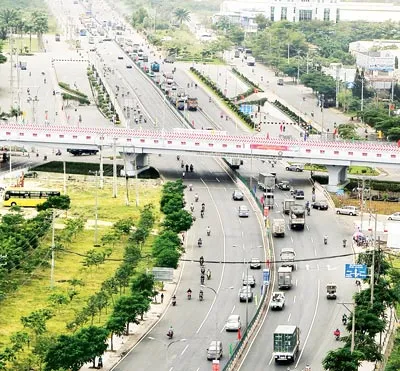 Giao thông thông thoáng trên quốc lộ 1A đoạn qua quận Bình Tân, TPHCM nhờ công trình cầu vượt vừa đưa vào sử dụng. Ảnh: CAO MINH