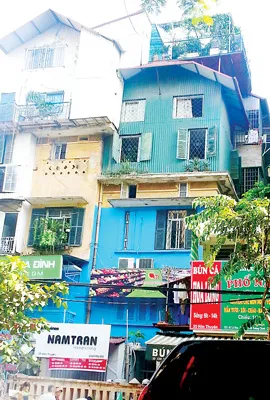 Rất nhiều căn biệt thự cổ ở Hà Nội được chẻ thành các căn nhà phố, cơi nới lên nhiều tầng gây mất mỹ quan đô thị. Ảnh chụp tại phố Hàn Thuyên, trung tâm Hà Nội. Ảnh: KHẮC HÀO