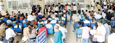 Bệnh nhân ngồi chờ đóng tiền mua thuốc. Ảnh: Cao Thăng