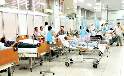 Để có được một gường nằm điều trị, bệnh nhân phải đóng các khoản phí không nhỏ.