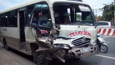 Xe khách tông lật xe tải