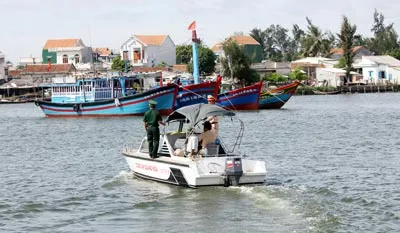 Lực lượng chức năng tỉnh Quảng Ngãi hướng dẫn tàu thuyền vào nơi neo đậu an toàn. Ảnh: Hà Minh