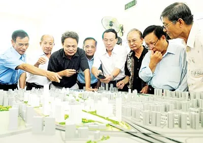 Người dân quận 2 xem và đóng góp ý kiến cho quy hoạch xây dựng trên địa bàn. Ảnh: CAO THĂNG