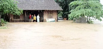 Mưa lũ làm ngập nhiều nhà dân và công trình ở huyện Ea H’leo, Đắk Lắk. Ảnh: Công Hoan