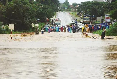 Nước lũ tràn qua đập sinh thái Ea Đrăng, thị trấn Ea Đrăng, huyện Ea H’leo, Đắk Lắk.