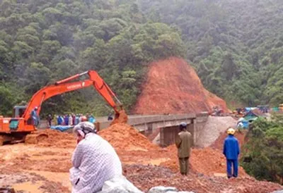 Đơn vị thi công đang khắc phục vị trí sạt lở trên tuyến Quốc lộ 49A.