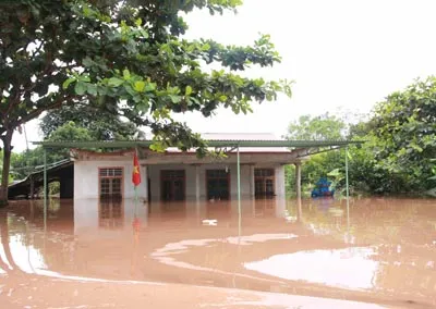 Trưa 19-9, hàng ngàn nhà dân tại huyện Hướng Hóa, tỉnh Quảng Trị chìm trong nước lũ.
