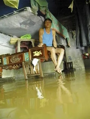 Ông Nguyễn Tấn Thành (Quảng Ninh, Quảng Bình) phải kê giường chạy lũ. Ảnh: MINH PHONG