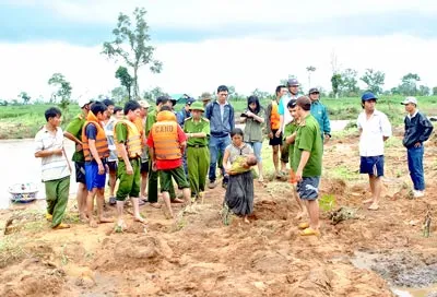 Lực lượng cứu hộ đưa thi thể 2 nạn nhân lên bờ tại Đắk Lắk. Ảnh: CÔNG HOAN