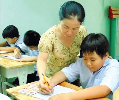 Cô giáo tận tụy “đưa đò”
