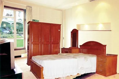 Bộ phòng ngủ bằng gỗ đơn giản và ấm cúng