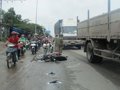 Một thanh niên bị xe tải cán chết do tránh vũng nước