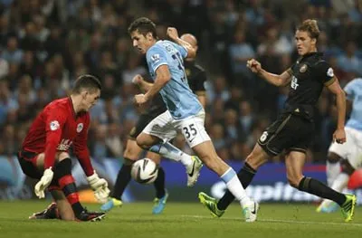 Stevan Jovetic (số 35, Man.City) trong pha đối diện với thủ môn Lee Nicholls của Wigan Athletic.