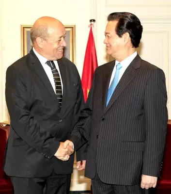 Thủ tướng Nguyễn Tấn Dũng tiếp Bộ trưởng Quốc phòng Pháp Le Drain.