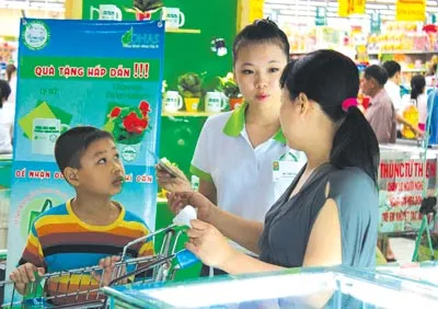 Nhân viên tiếp thị tư vấn cho người tiêu dùng về sản phẩm của Công ty Unilever.