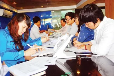 Ngoài học phí, sinh viên còn phải gồng đóng thêm các phụ phí khác. Ảnh: THANH HÙNG