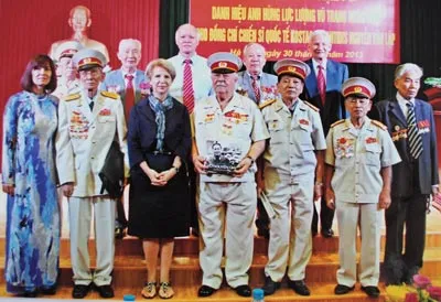 Người phía sau anh hùng