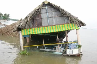 Sạt lở nhà tại Bình Khánh, Cần Giờ TPHCM. Ảnh: TUẤN VŨ