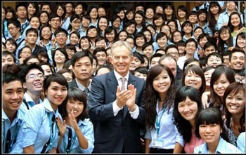 Former British Prime Minister Tony Blair meets students of Vietnam Institute for International Relations.