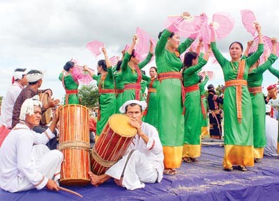 An art item is performed at Kate Festival 2013 (Photo:SGGP)