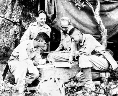 President Ho Chi Minh (R, behind) and General Vo Nguyen Giap (L, behind) study a combat sketch in 1950. General Vo Nguyen Giap (L) and Professor Tran Van Giau Venezuela President Hugo Chávez (L) presents hero Simon Bolivar’s precious sword to General Vo Nguyen Giap in his visit to Vietnam in 2006. General Vo Nguyen Giap visits the Command Base of Dien Bien Phu in 1994. The General writes a congratulation letter to Saigon Giai Phong Newspaper for its charity program supporting heroes, war invalids and martyrs’ families. General Giap in his garden at home in Hanoi General Giap in Vung Tau coastal city in 1996 General Vo Nguyen Giap and his family