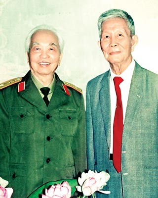 General Vo Nguyen Giap (L) and Professor Tran Van Giau Venezuela President Hugo Chávez (L) presents hero Simon Bolivar’s precious sword to General Vo Nguyen Giap in his visit to Vietnam in 2006. General Vo Nguyen Giap visits the Command Base of Dien Bien Phu in 1994. The General writes a congratulation letter to Saigon Giai Phong Newspaper for its charity program supporting heroes, war invalids and martyrs’ families. General Giap in his garden at home in Hanoi General Giap in Vung Tau coastal city in 1996 General Vo Nguyen Giap and his family