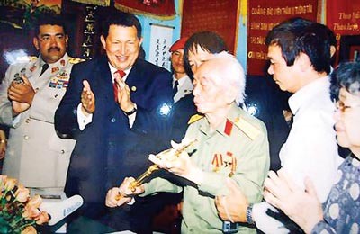 Venezuela President Hugo Chávez (L) presents hero Simon Bolivar’s precious sword to General Vo Nguyen Giap in his visit to Vietnam in 2006. General Vo Nguyen Giap visits the Command Base of Dien Bien Phu in 1994. The General writes a congratulation letter to Saigon Giai Phong Newspaper for its charity program supporting heroes, war invalids and martyrs’ families. General Giap in his garden at home in Hanoi General Giap in Vung Tau coastal city in 1996 General Vo Nguyen Giap and his family