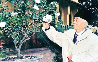 General Giap in his garden at home in Hanoi General Giap in Vung Tau coastal city in 1996 General Vo Nguyen Giap and his family