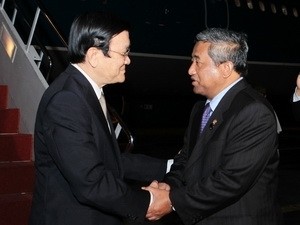 Representative from the Indonesian Government welcomes President Sang at Ngurah Rai Airport (Photo: VNA)