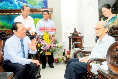 Le Thanh Hai, Party Secretary of Ho Chi Minh City (L) visits Professor Nguyen Thien Thanh on occasion of Teacher’s Day on November 20, 2012 (Photo: SGGP)