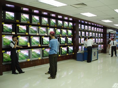 Very a few customers at Nguyen Kim Electronic Supermarket (Photo: Cat Tuong )