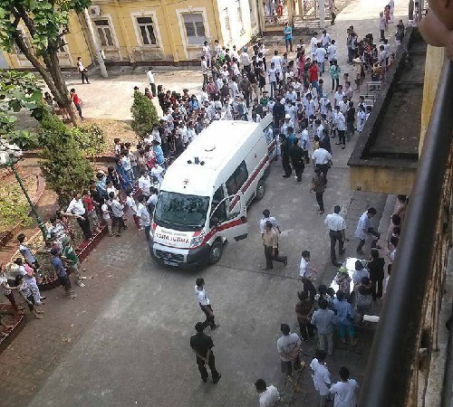 Medical workers were quick to tranfer victims to hospitals (Photo: VNExpress)