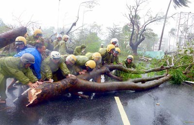 Police teams help clear debris on Tran Phu Street in Da Nang (Photo:SGGP)