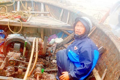A resident is stunned to see the scale of devastation (Photo:SGGP)
