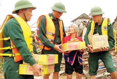 Border guards give instant noodles to residents in storm hit district (Photo: SGGP)