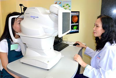 A doctor is examining a patient at Phuong Nam outpatient eye surgery center (Photo: SGGP)