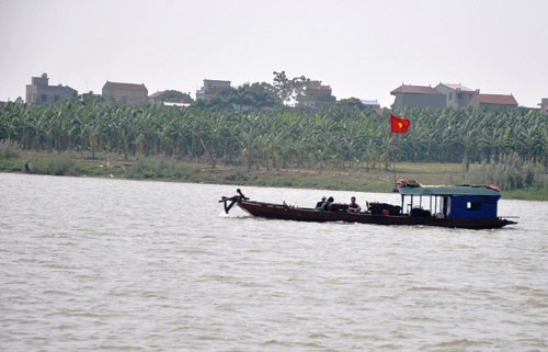 The boat is hired by victims' relative to search for the body (Photo: Thanh Nien)