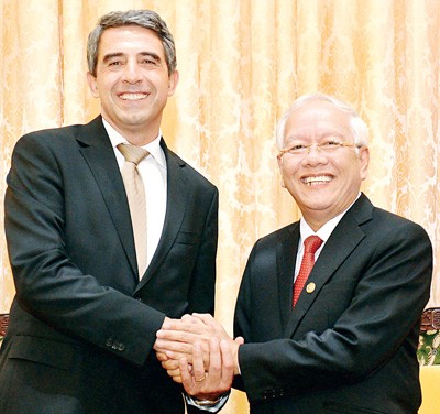 Chairman Le Hoang Quan and Bulgarian President Rosen Plevneliev (L) at the meeting (Photo:SGGP)