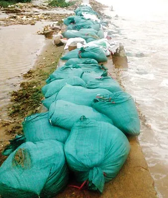 Tuyến kè ven biển ở huyện Lộc Hà, Hà Tĩnh có nguy cơ bị sóng đánh vỡ.