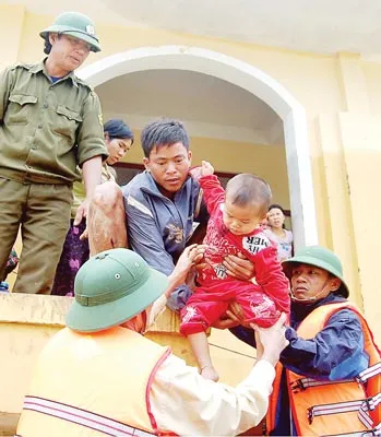 Bão số 10 đổ bộ vào đất liền: Miền Trung tan hoang