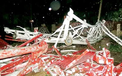 Tháp tiếp sóng đài VOV ở Đồng Hới, Quảng Bình bị bão quật đổ làm 2 người chết.