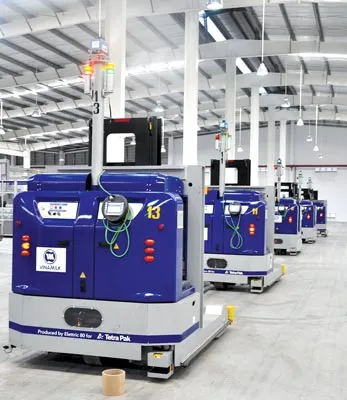 Hệ thống robot tự động tại Nhà máy sữa Việt Nam. Toàn bộ nhà máy ứng dụng công nghệ tự động hóa và điều khiển tích hợp một đẳng cấp thế giới hết sức hiện đại, từ khâu nhập liệu tới kho thành phẩm.