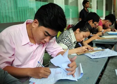 Thí sinh nộp hồ sơ xin xét tuyển nguyện vọng bổ sung tại Trường ĐH Công nghiệp TPHCM. Ảnh: Mai Hải